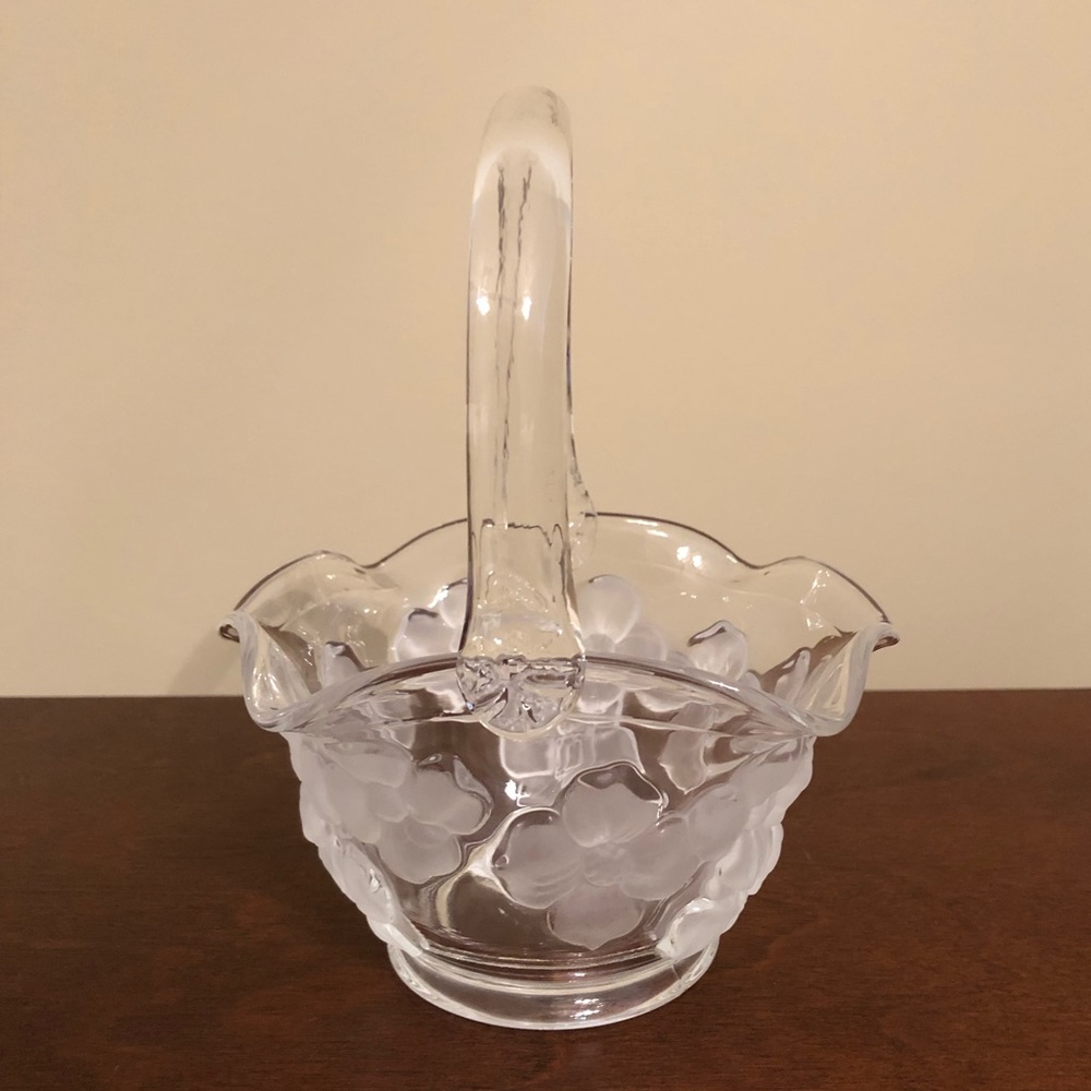 Decorative Dogwood Flower Glass Basket by Tiara Exclusives New Condition